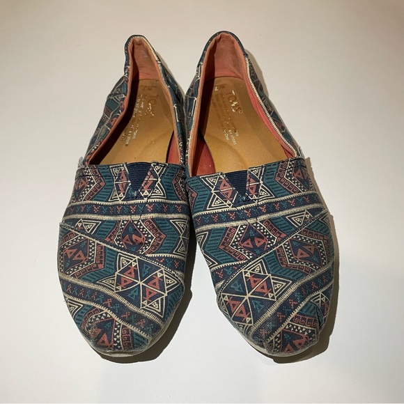TOMS - Picture 3 of 5
